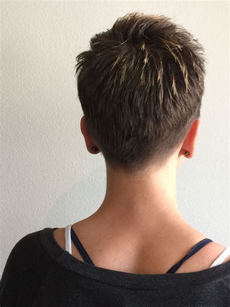 sehr kurzer pixie cut hinterkopf